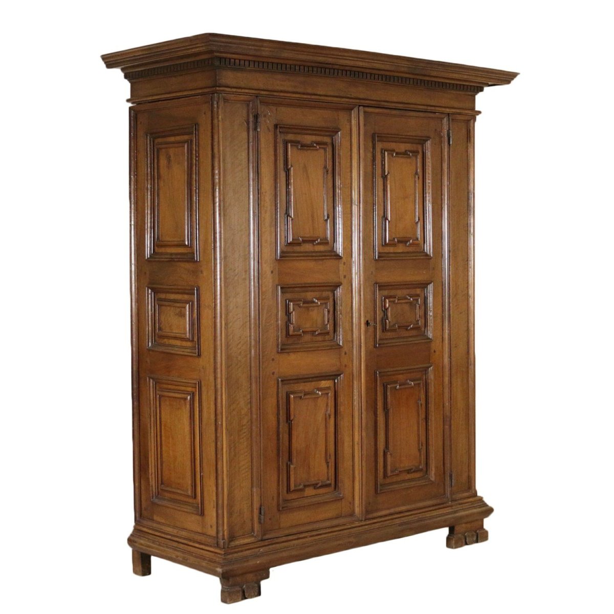 Антикварный шкаф для одежды