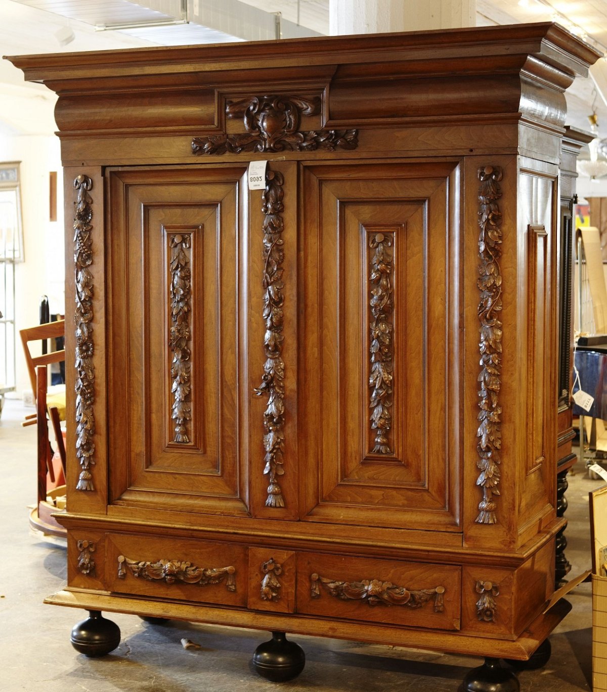 Старинный шкаф