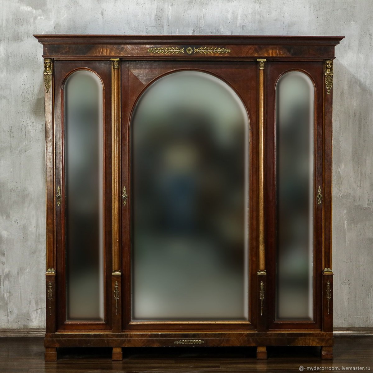 Антикварный шкаф