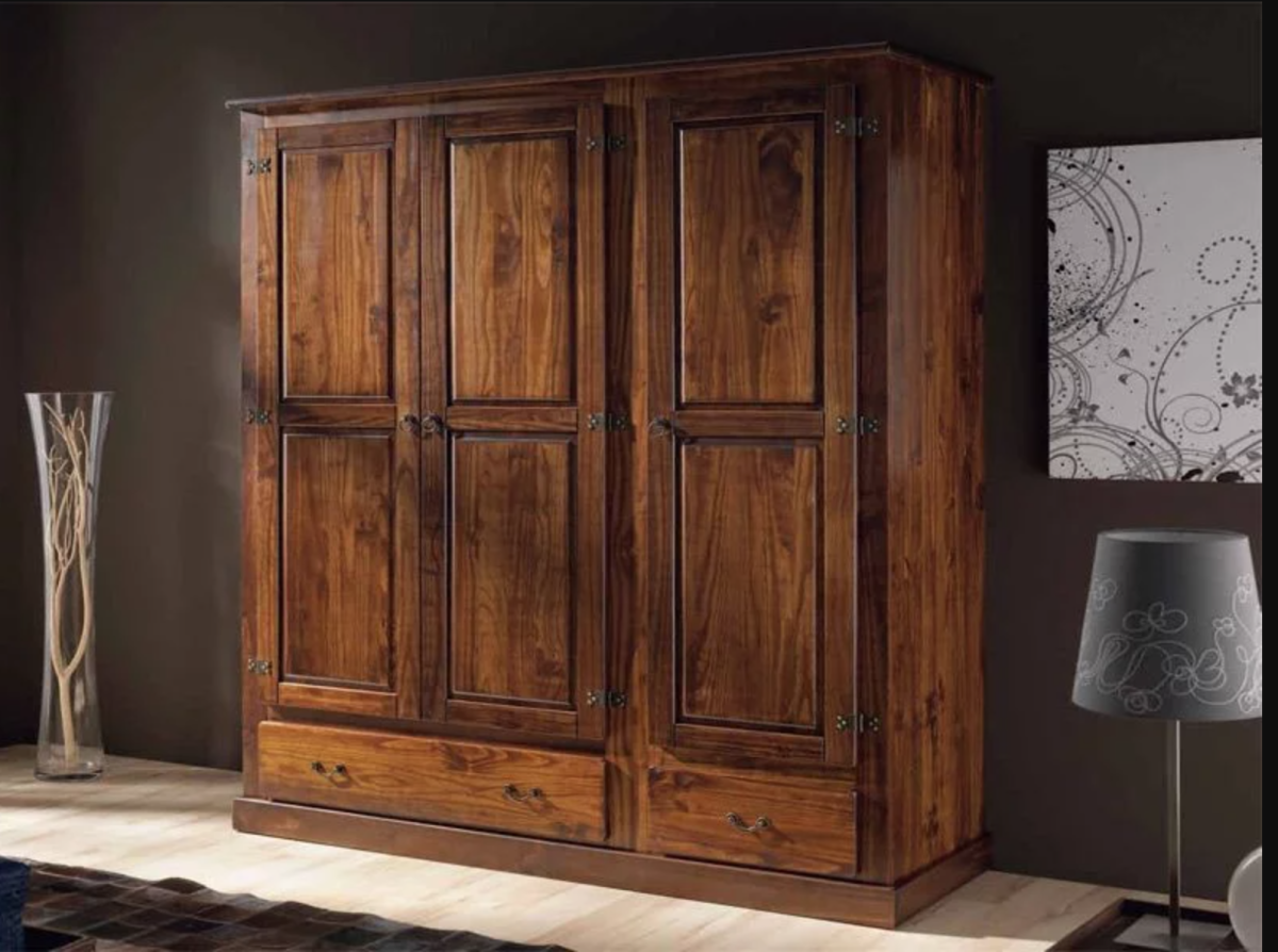 Большой старый шкаф