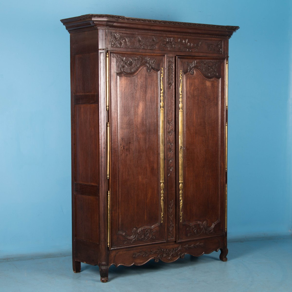 Старинный шифоньер