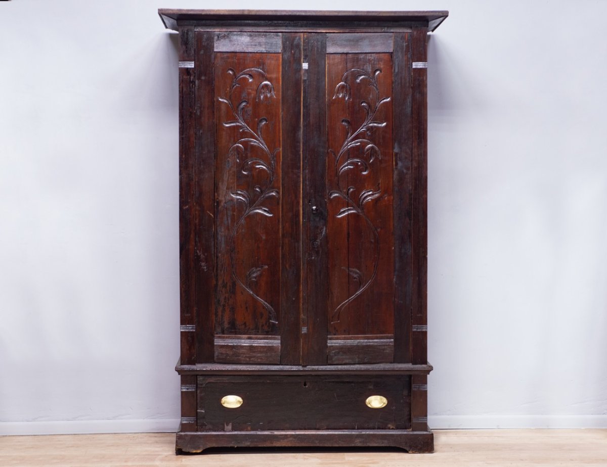 Антикварный книжный шкаф