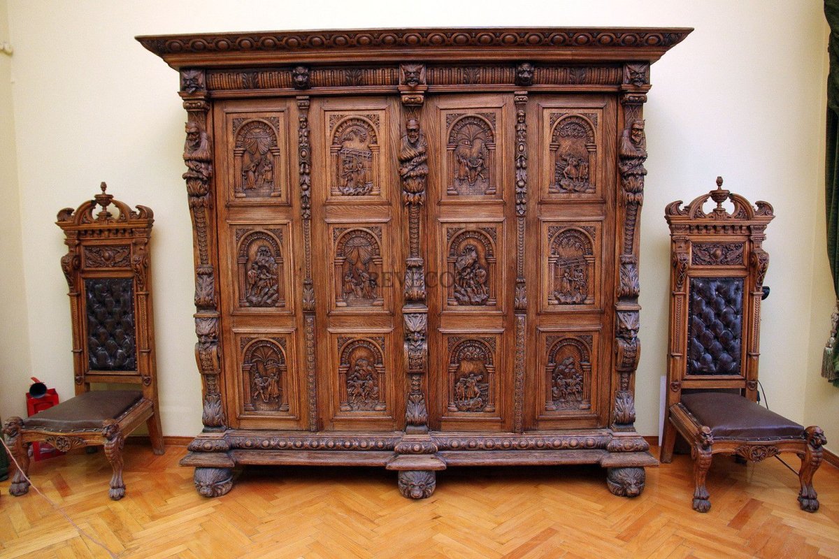 Старинный шифоньер