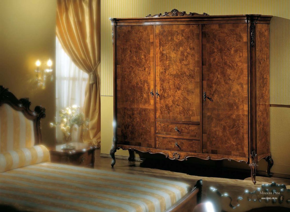 Старинный платяной шкаф