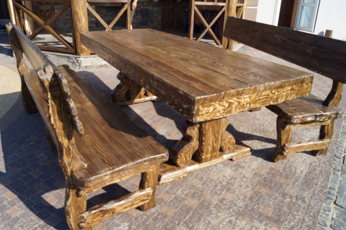 Деревянные столы и стулья для беседки