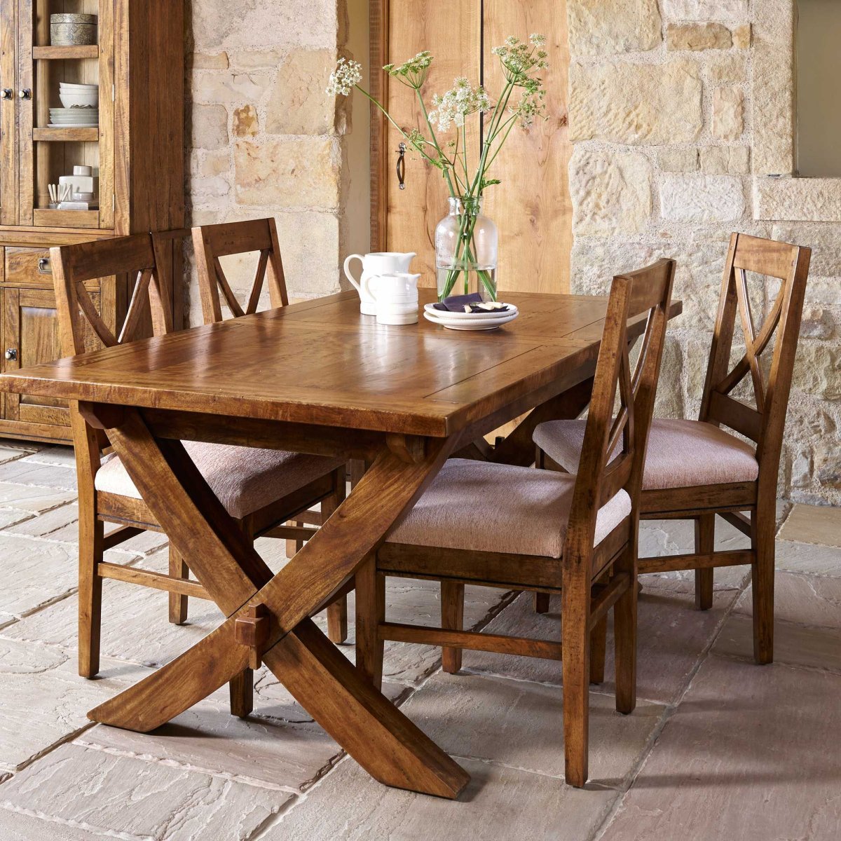 Массивный деревянный стол