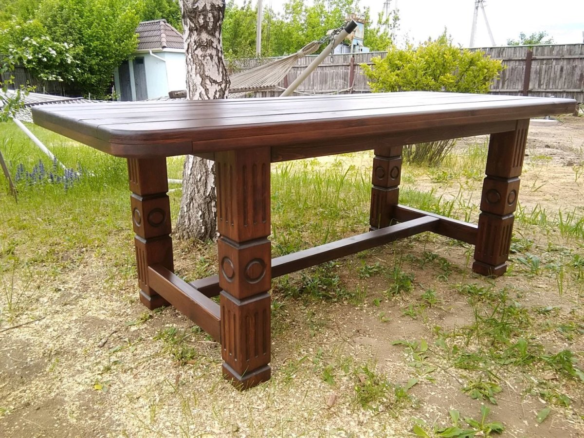 Мощный деревянный стол