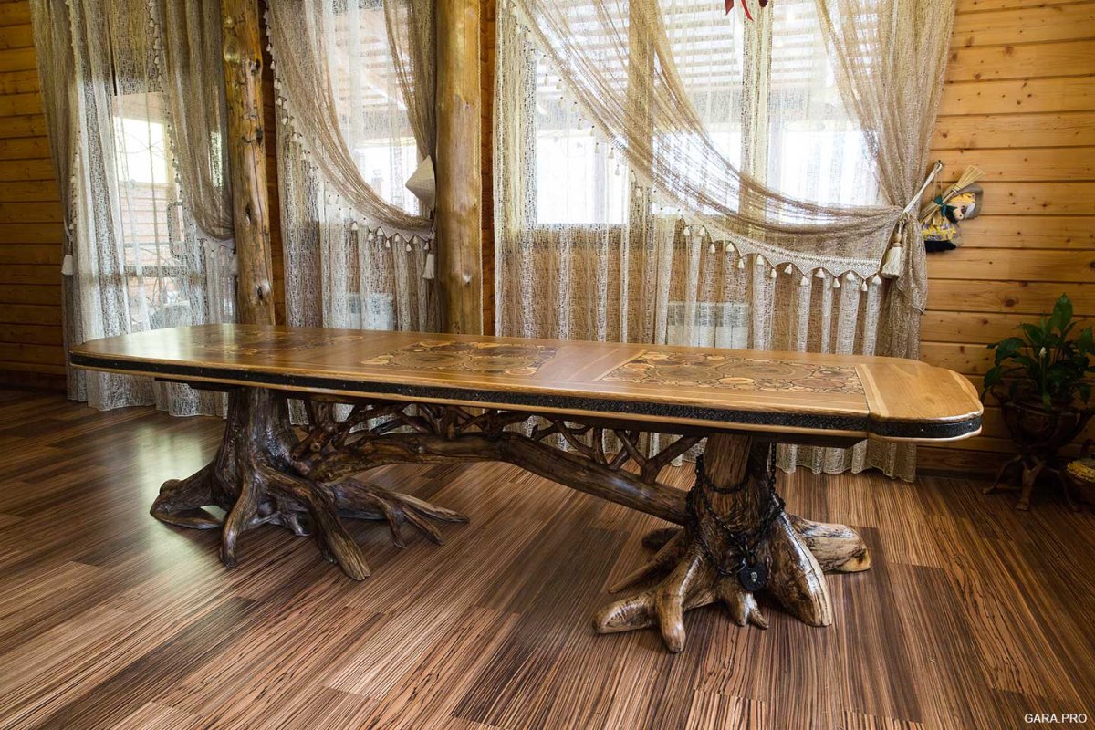 Старинный деревянный стол