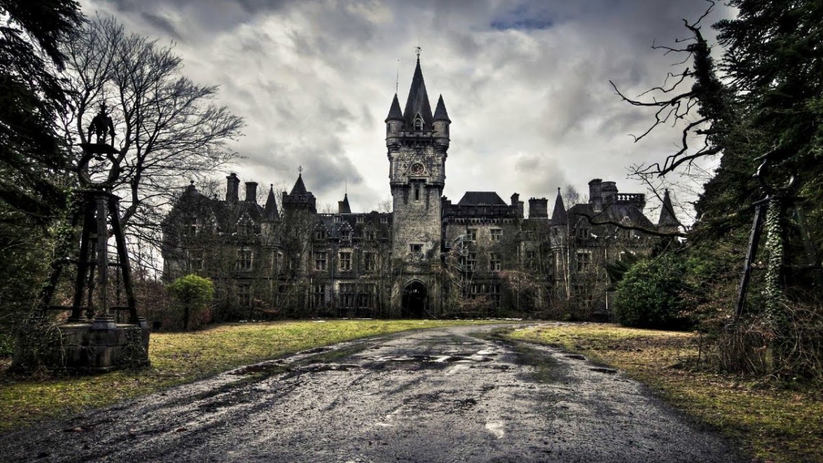 Заброшенный замок Хэлсиен Холл внутри