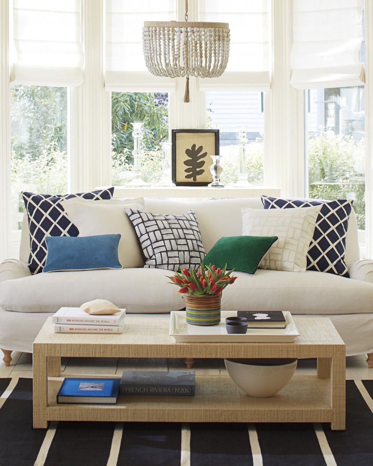 Консоль за диваном в гостиной