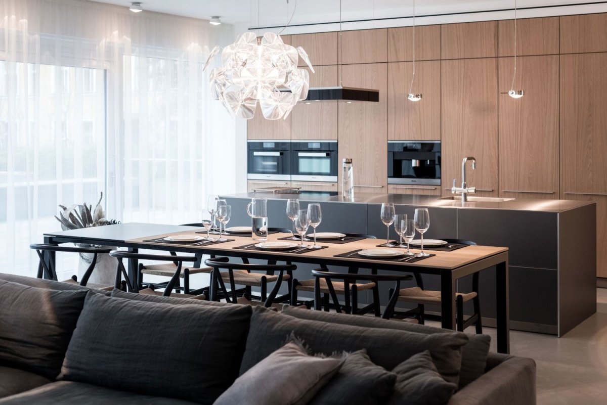 Диван посередине гостиной