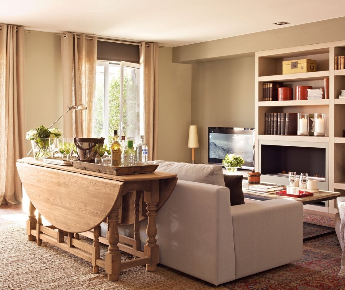 Стол у дивана в гостиной