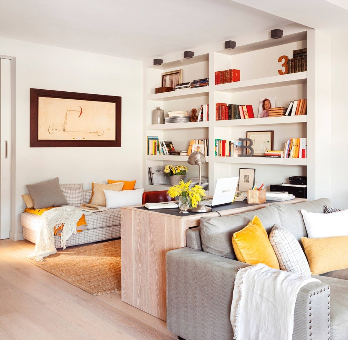 Декор на столе в гостиной