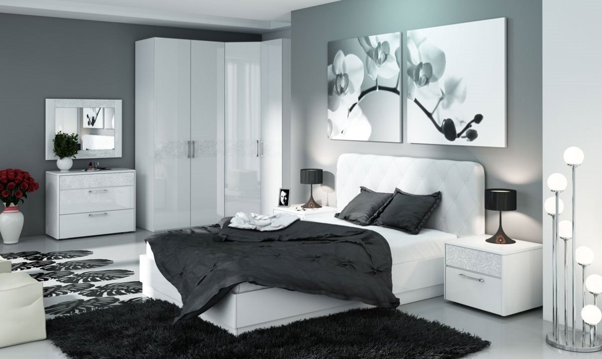 Спальня с молдингами на стенах