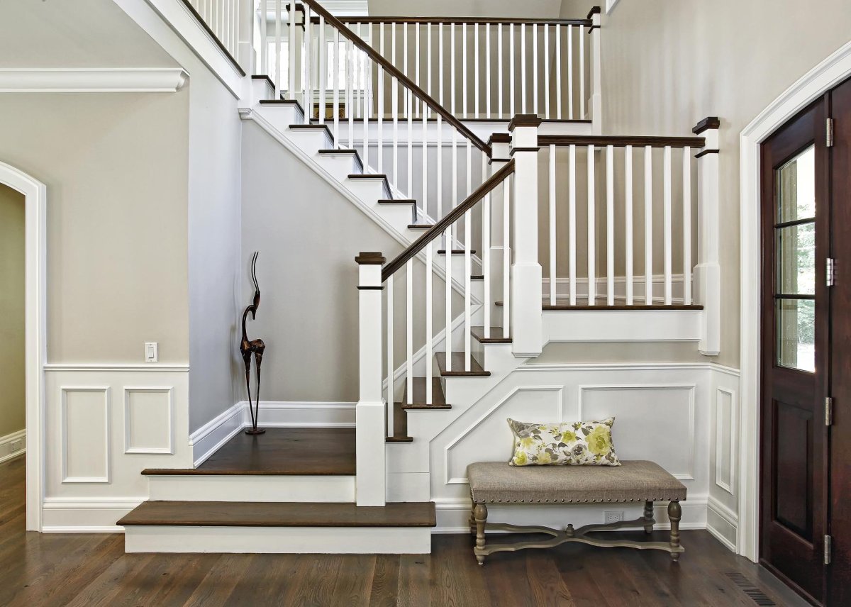 Кресло под лестницей