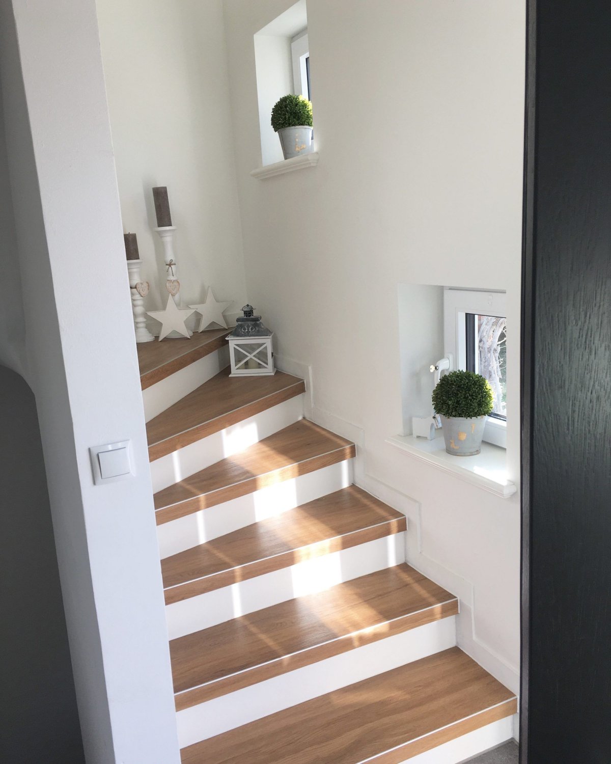 Интерьер холла с лестницей