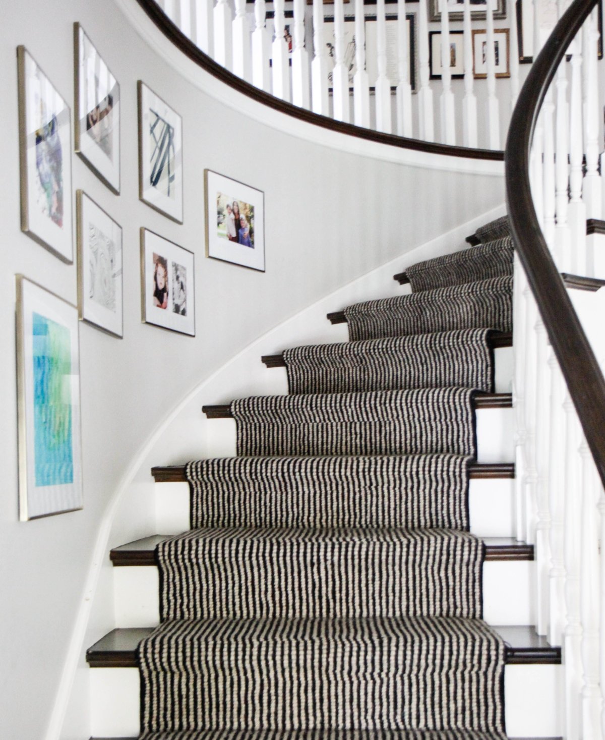 Светильники вдоль лестницы