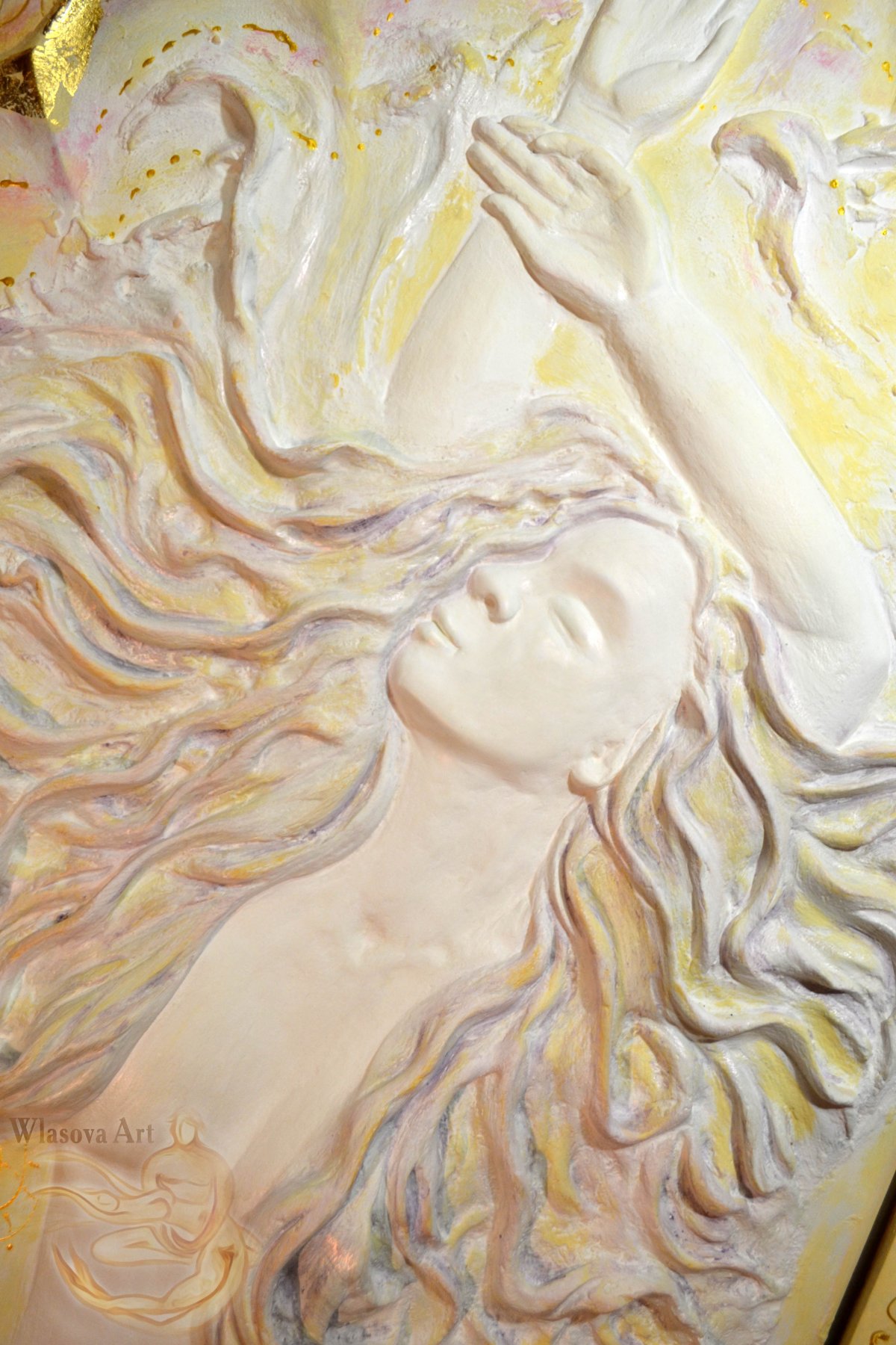 Скульптурная живопись на стене