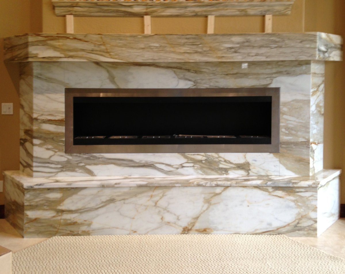 Декоративный камин из гибкого камня