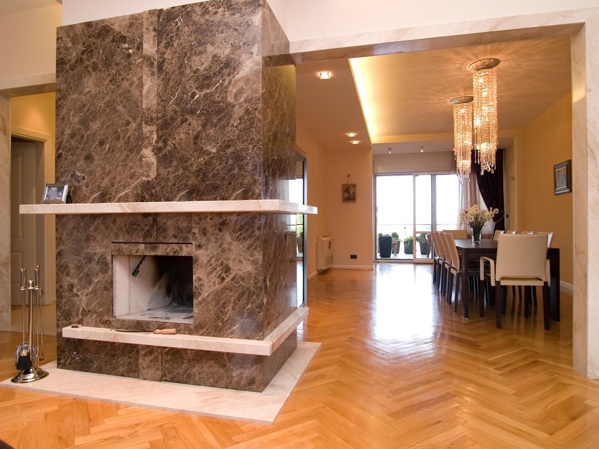 Гибкий камень в интерьере загородного дома