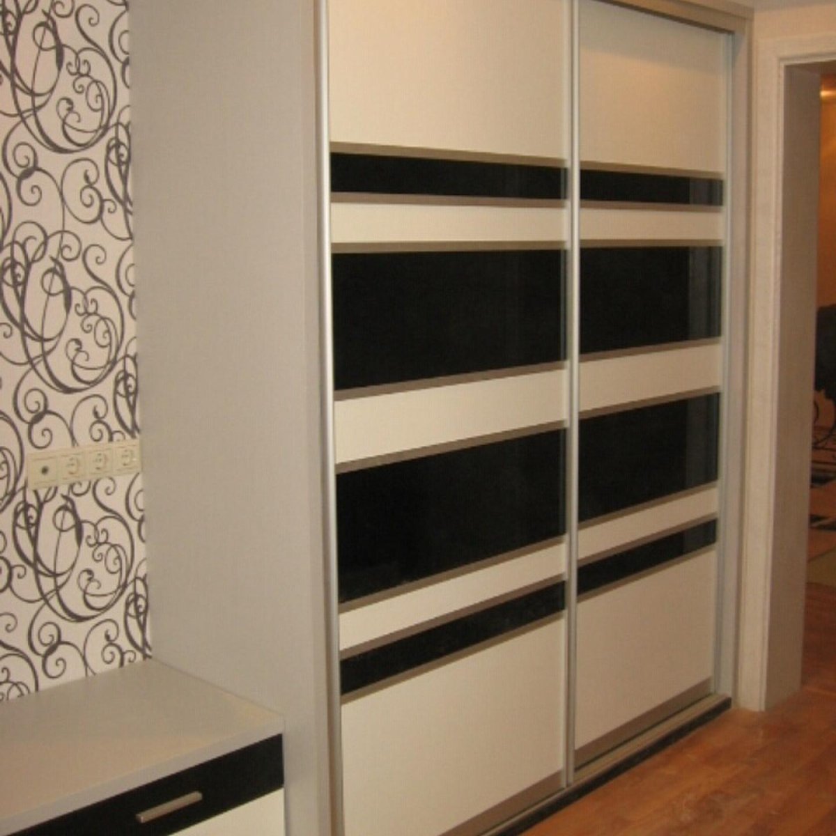 Шкаф купе с черными вставками