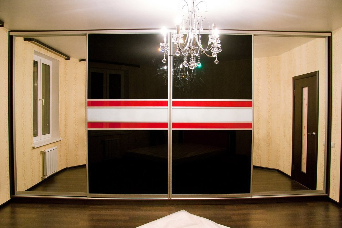 Шкаф купе темный с зеркалом