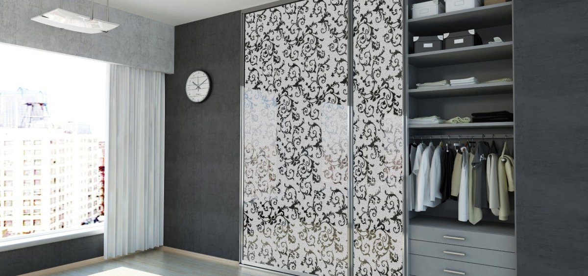 Шкаф купе с черным стеклом