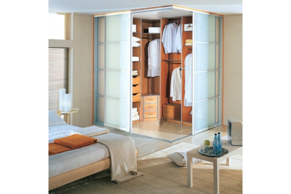 Гардеробная с прозрачными дверьми