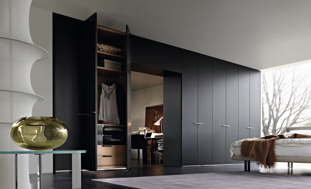 Бежевый шкаф купе в спальню