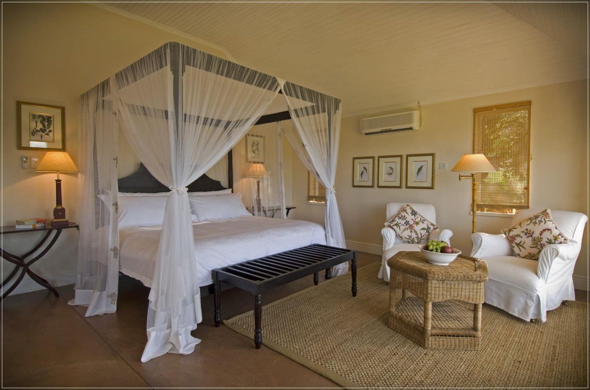 Большая кровать с балдахином