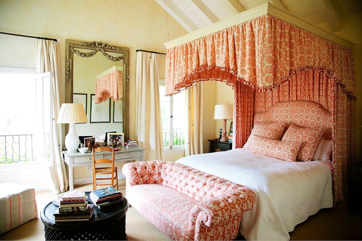 Спальня с балдахином