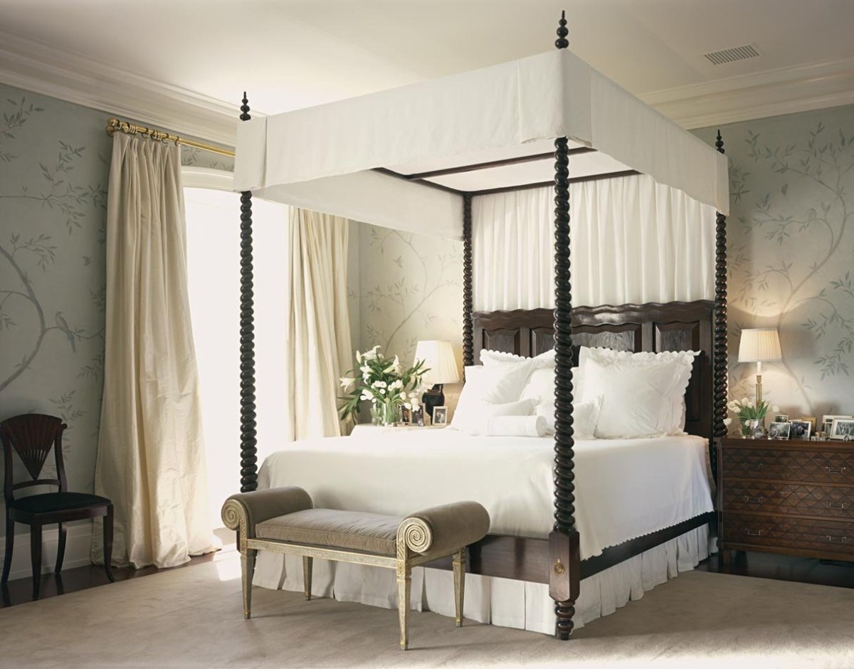 Белая кровать с балдахином