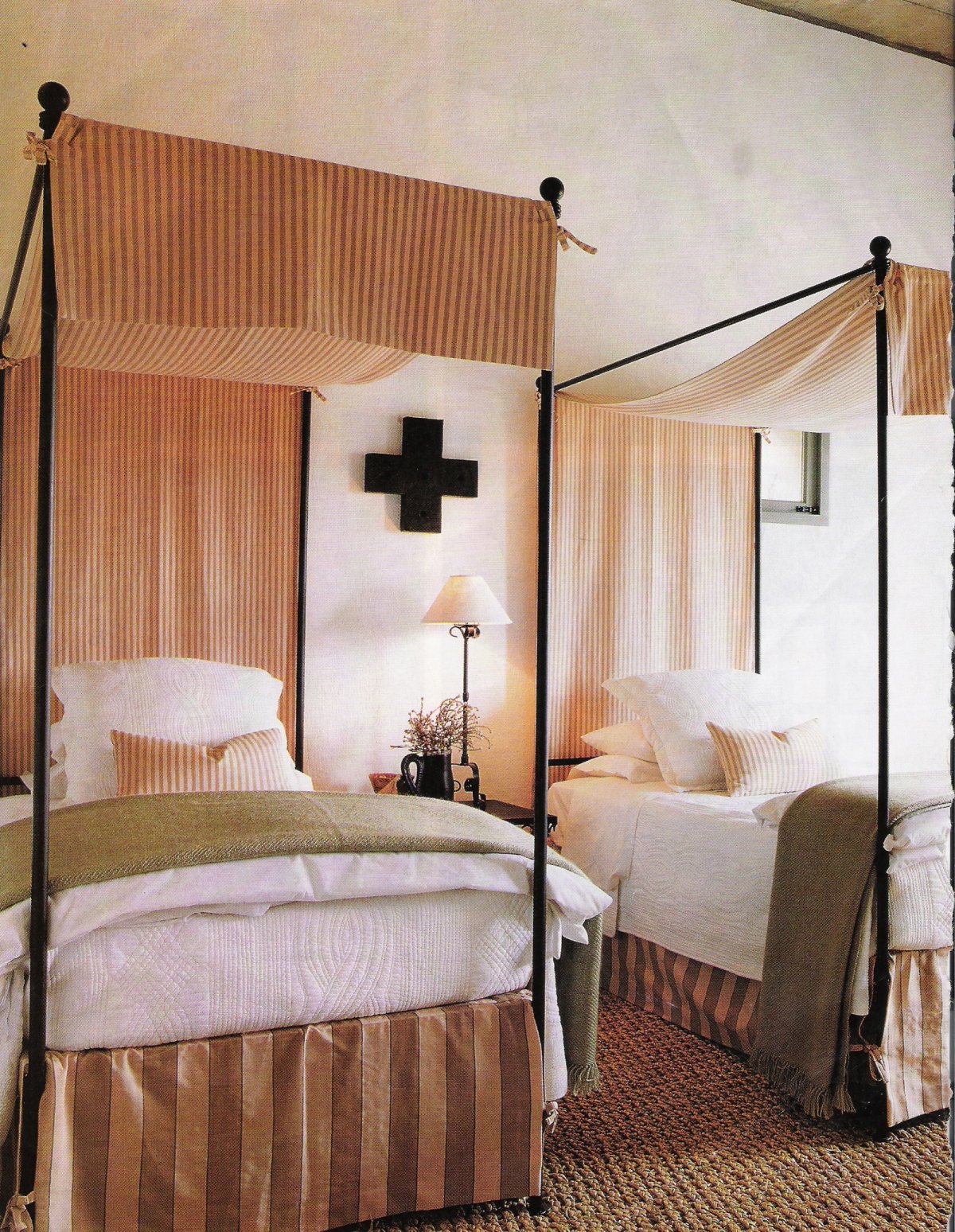 Кровать с балдахином двуспальная