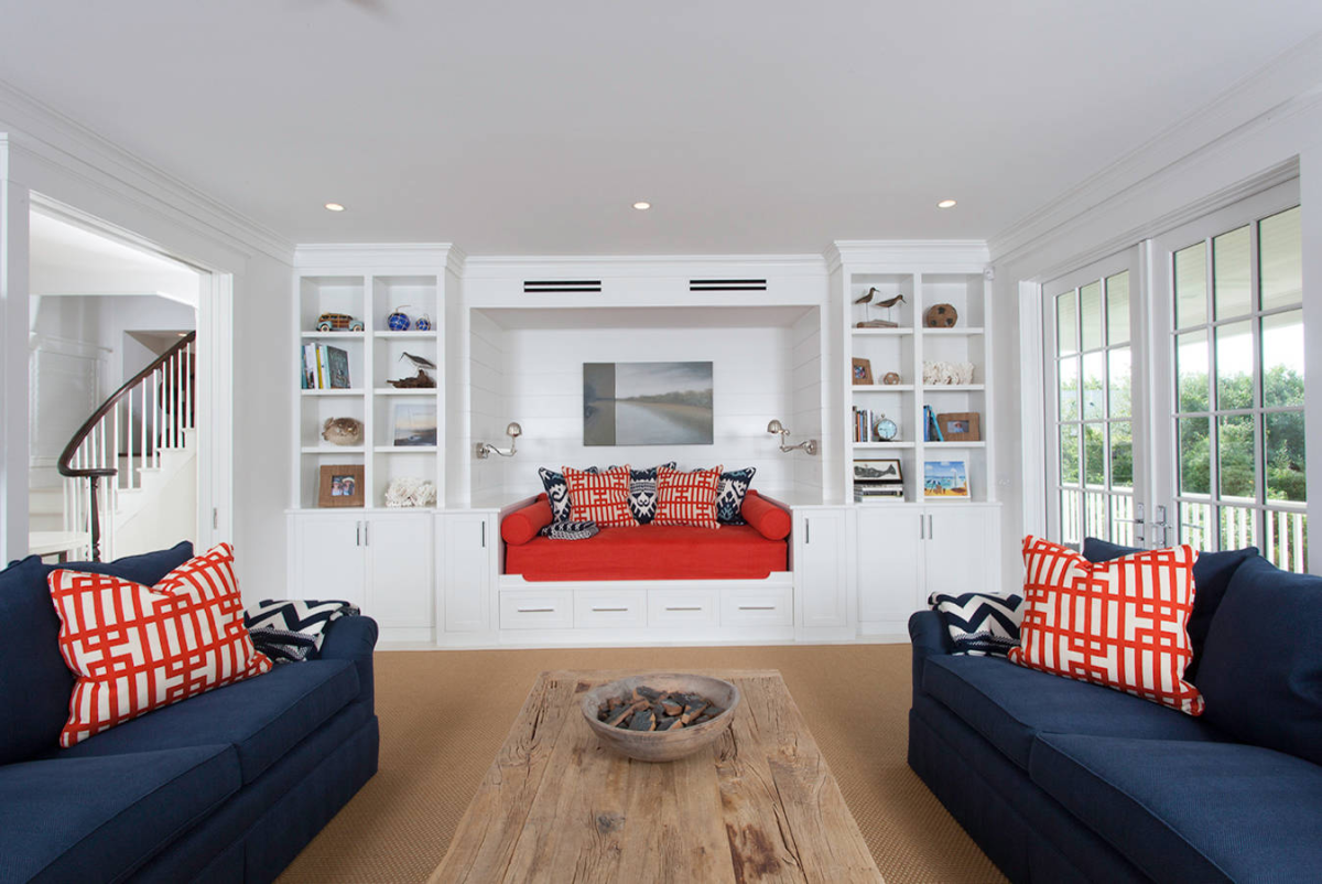 Стеллаж в изголовье кровати