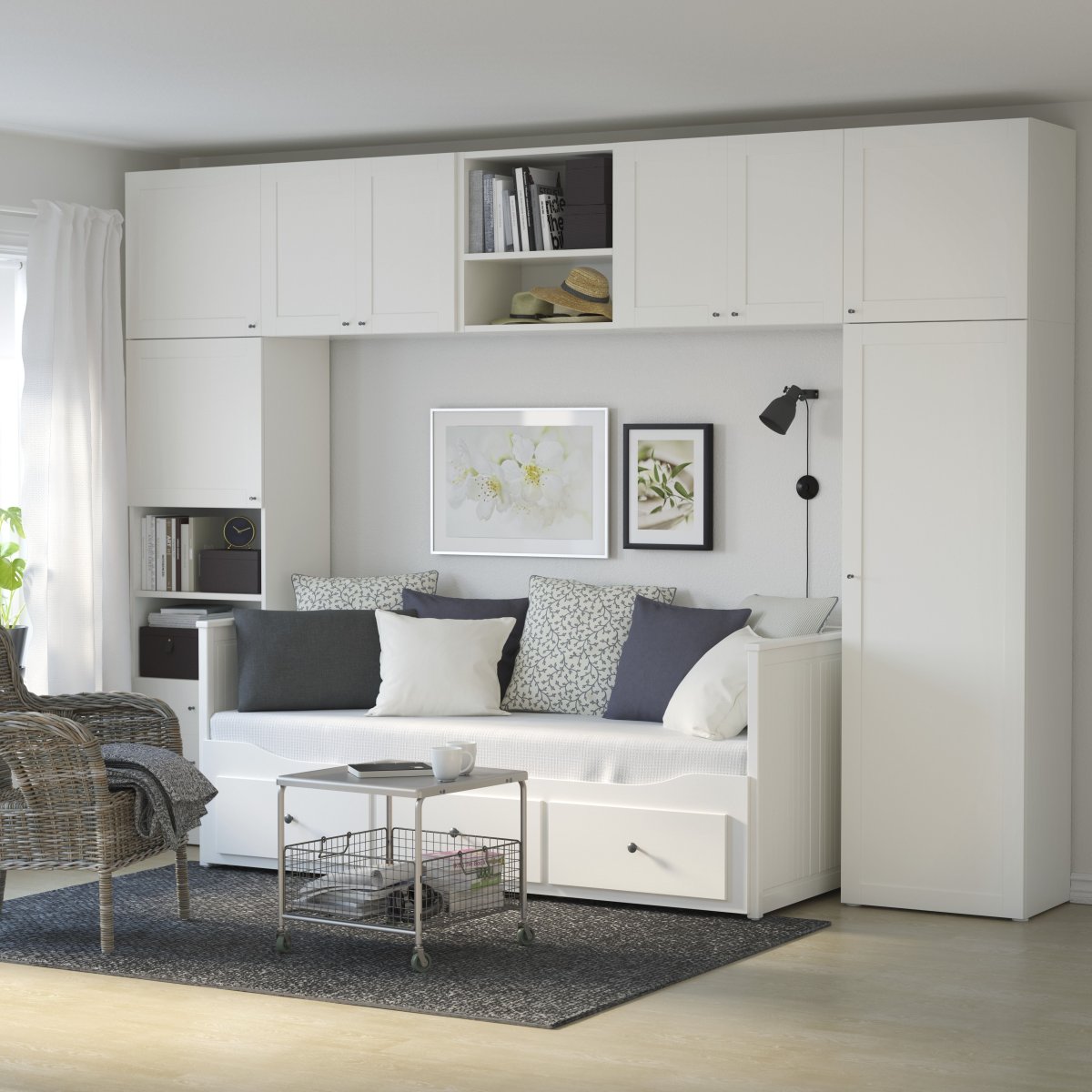 Спальня с рабочим местом и гардеробом