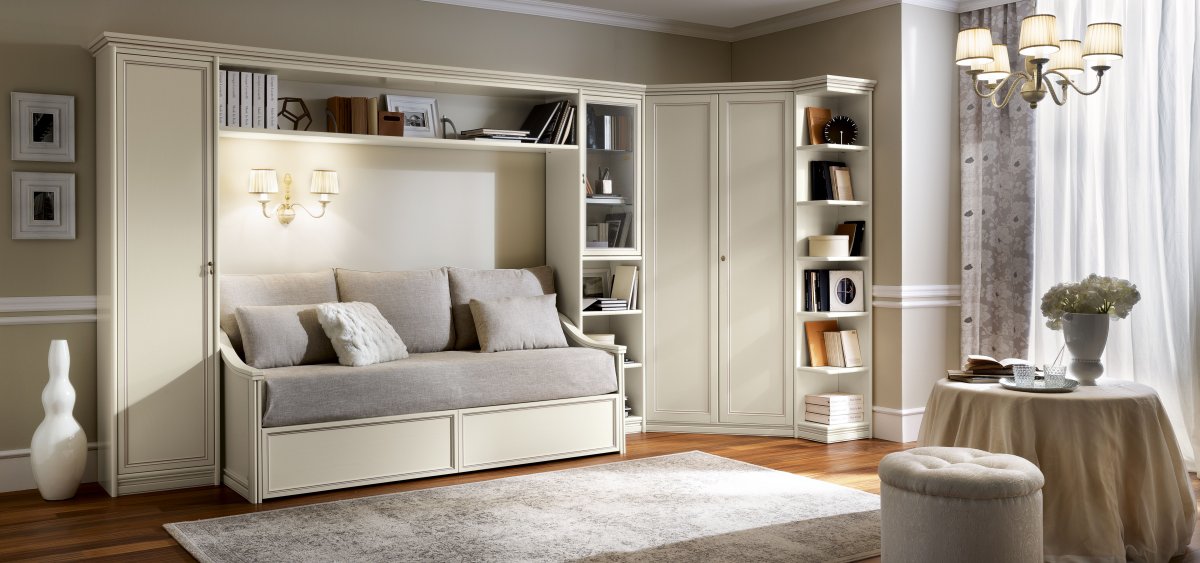 Шкафы над диваном в гостиной