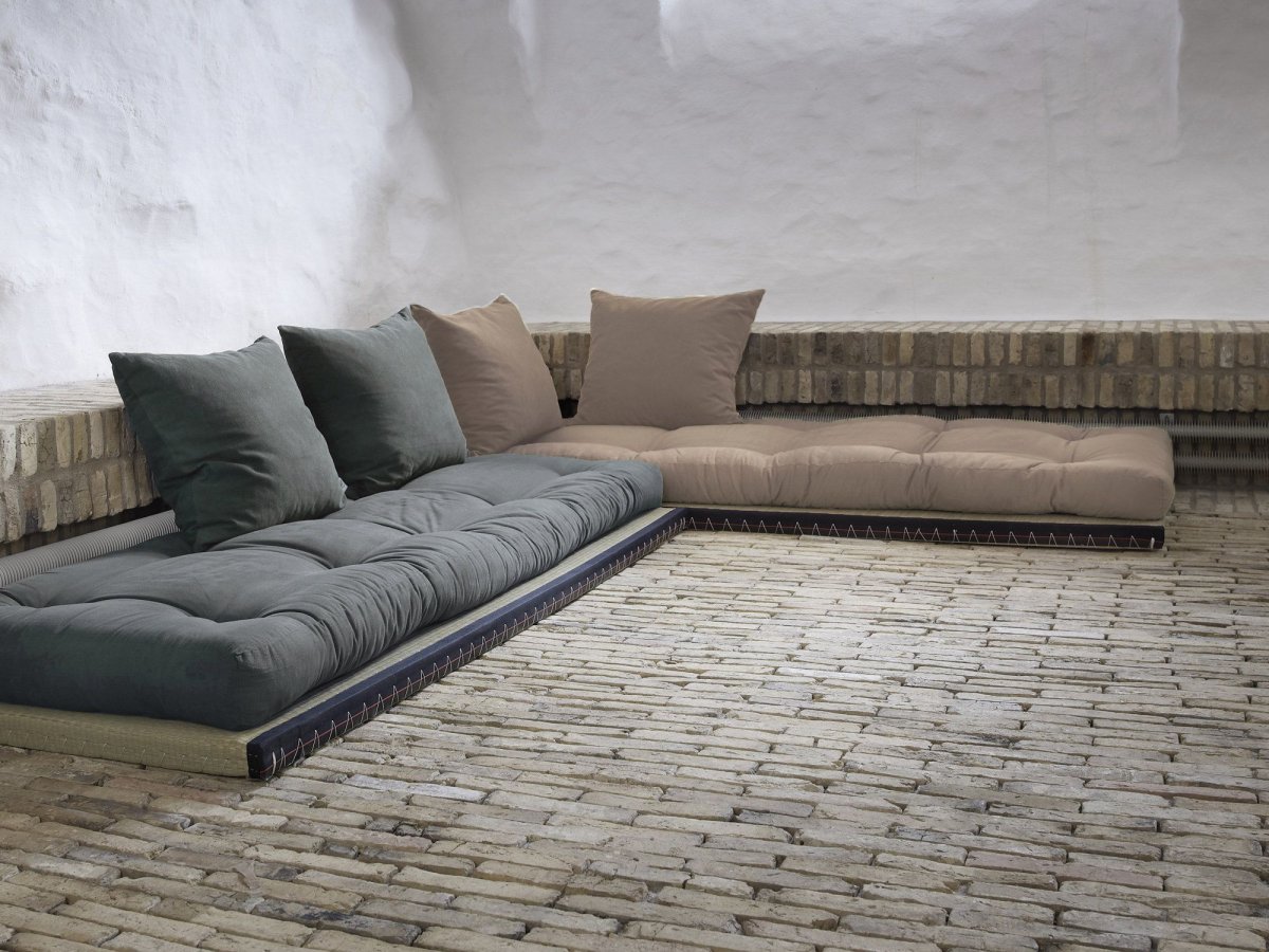 Кровать подиум у окна