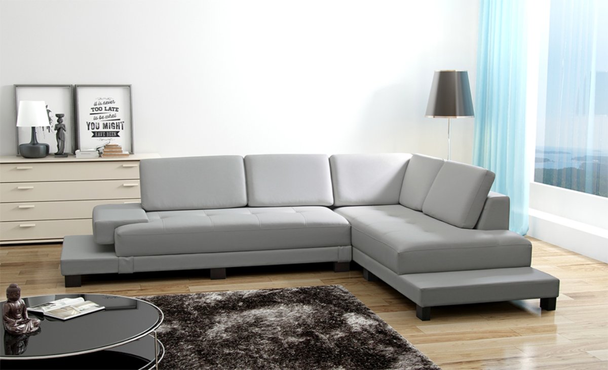 Диван в эркере гостиной