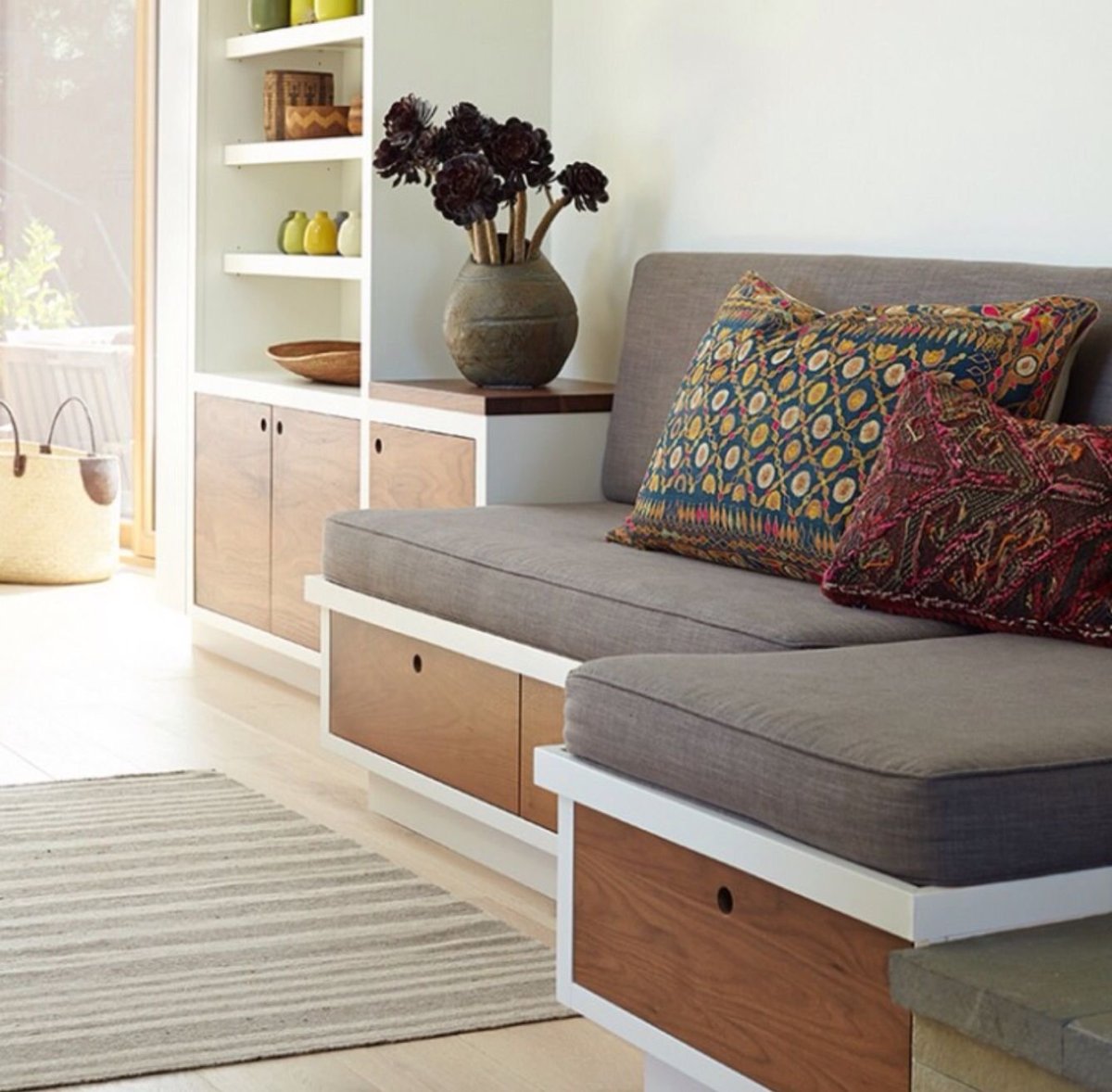 Подиум с выдвижной кроватью