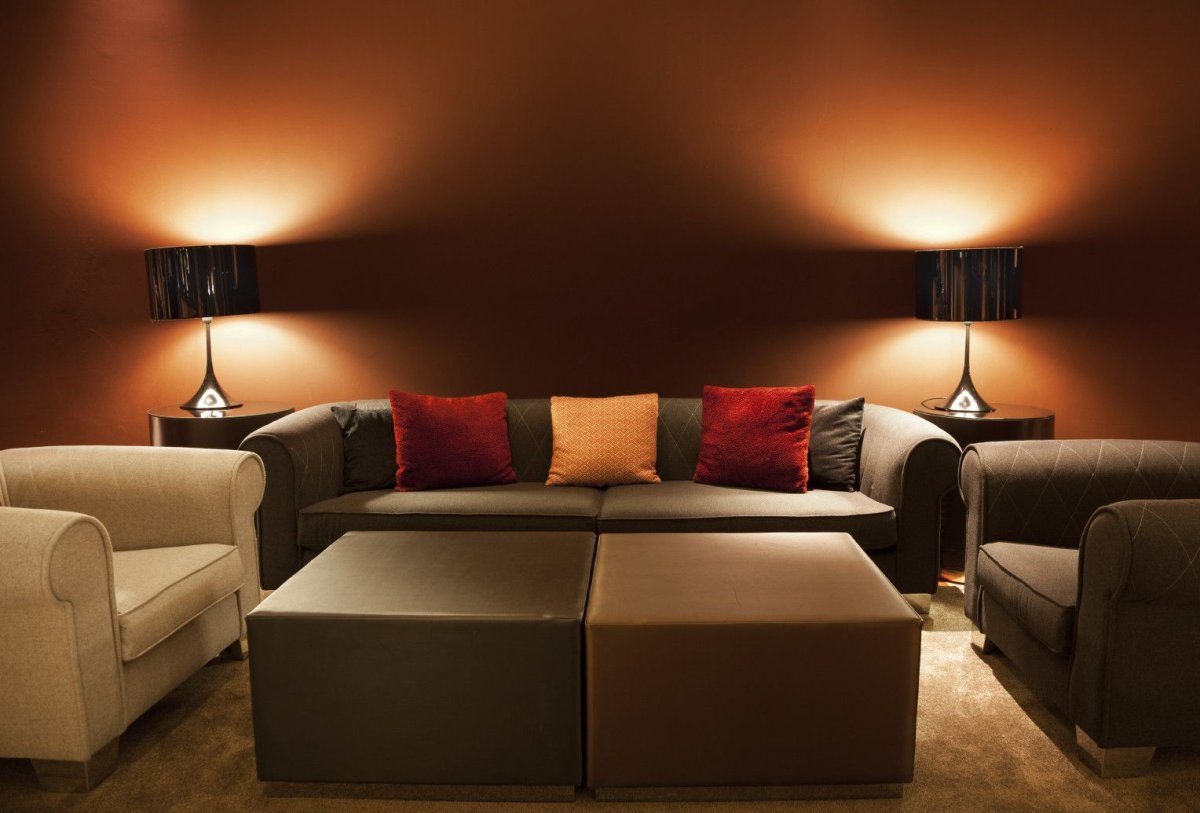 Свет над диваном в гостиной