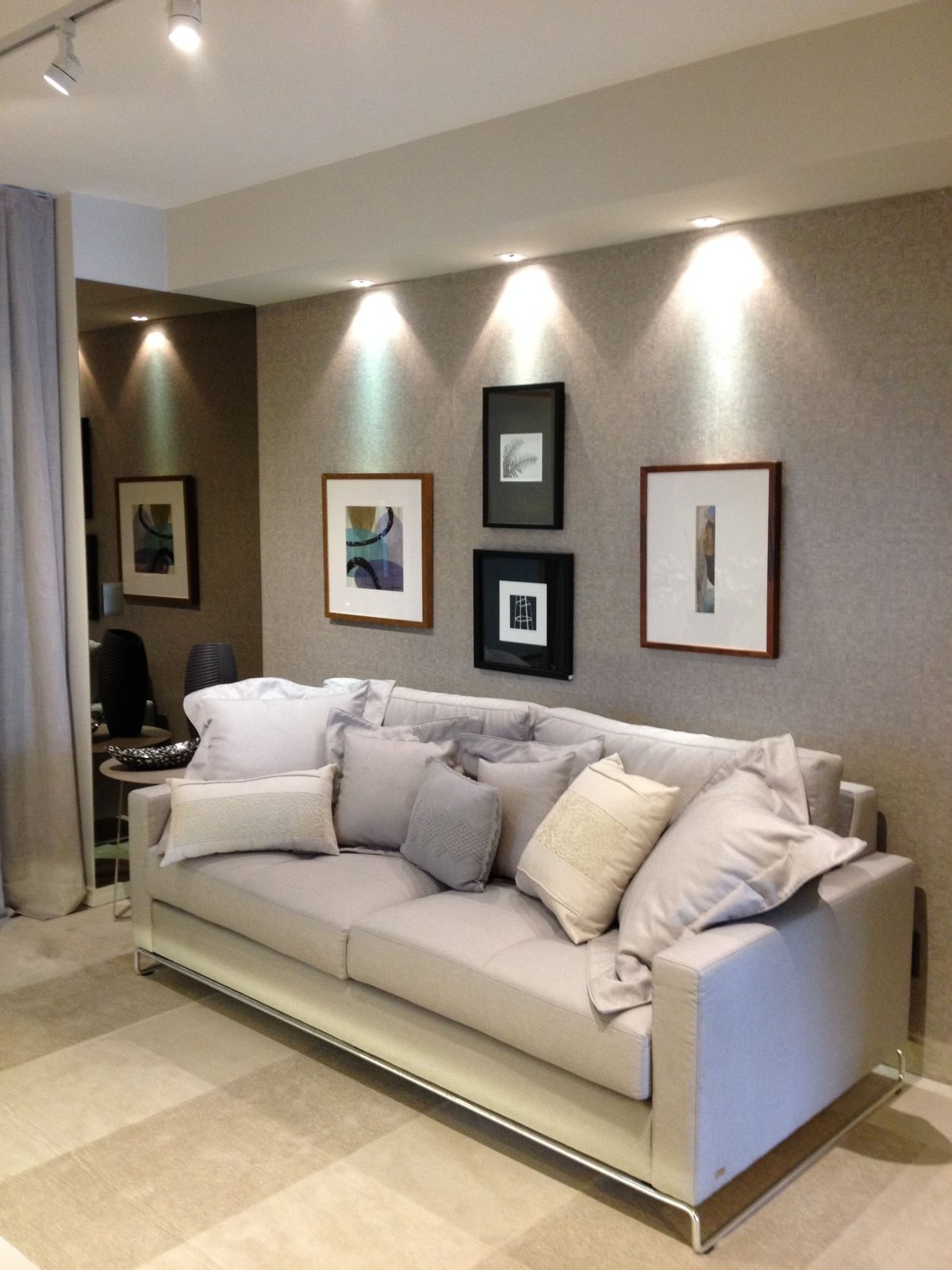 Точечные светильники над диваном