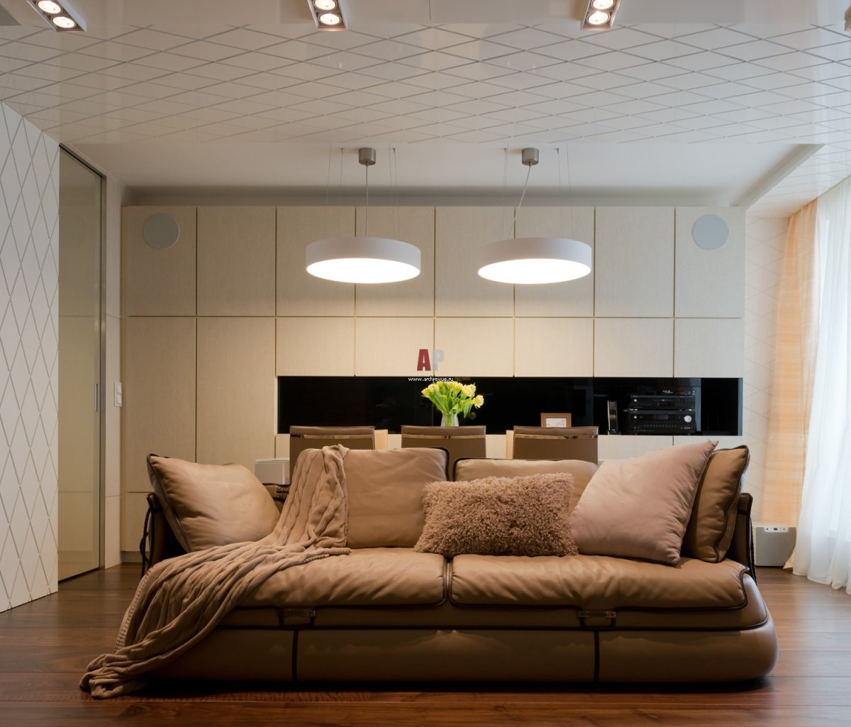 Над диваном в гостиной