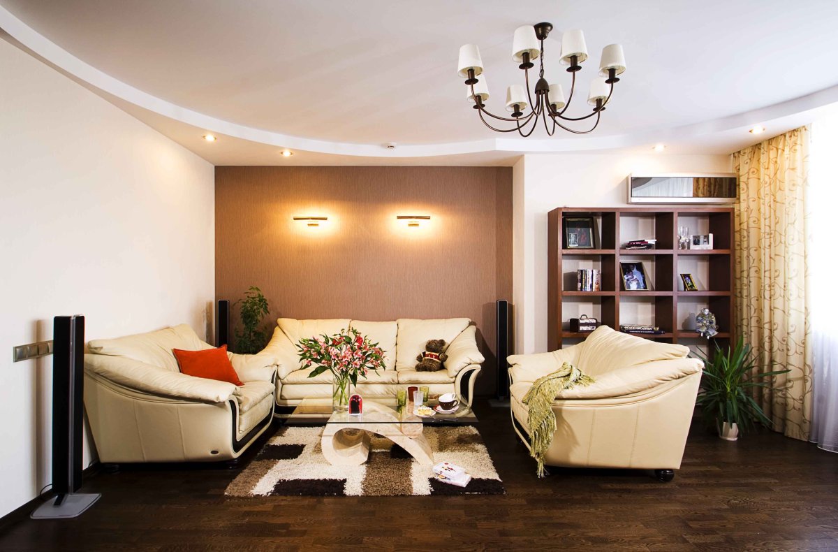 Светильники над диваном в гостиной