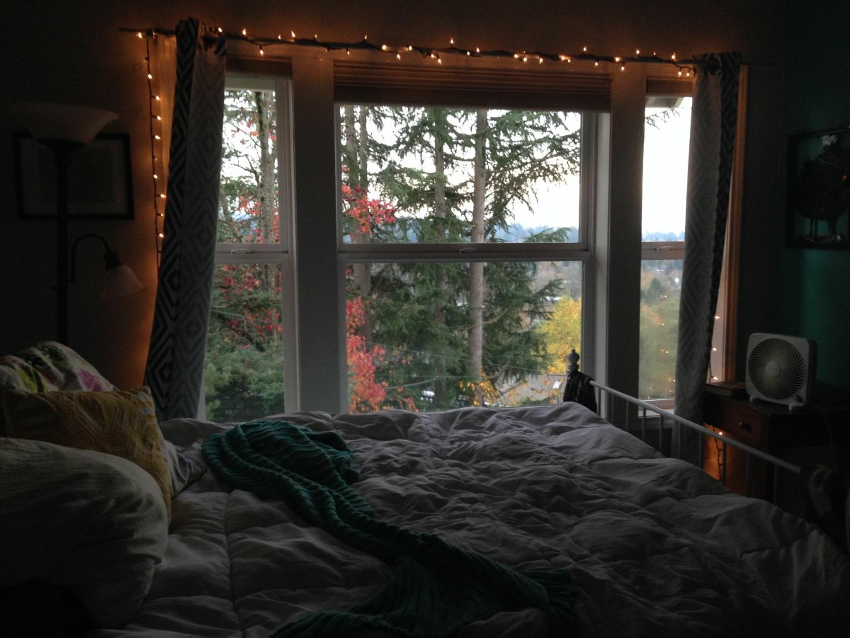 Светлая комната с окном