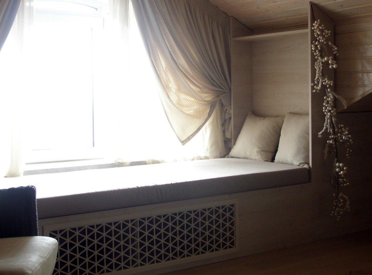 Кровать подиум в маленькой спальне