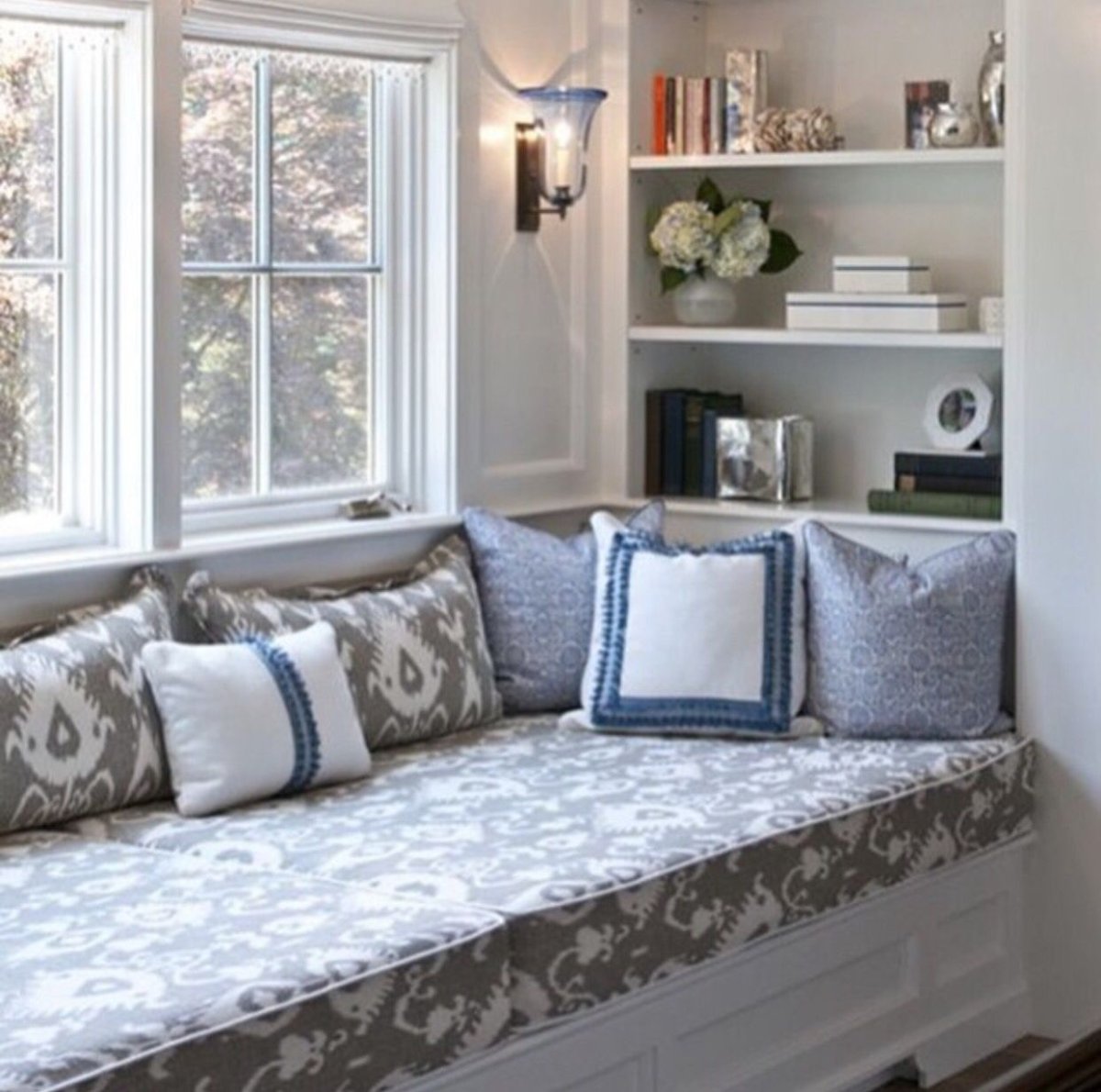 Окно с большим подоконником