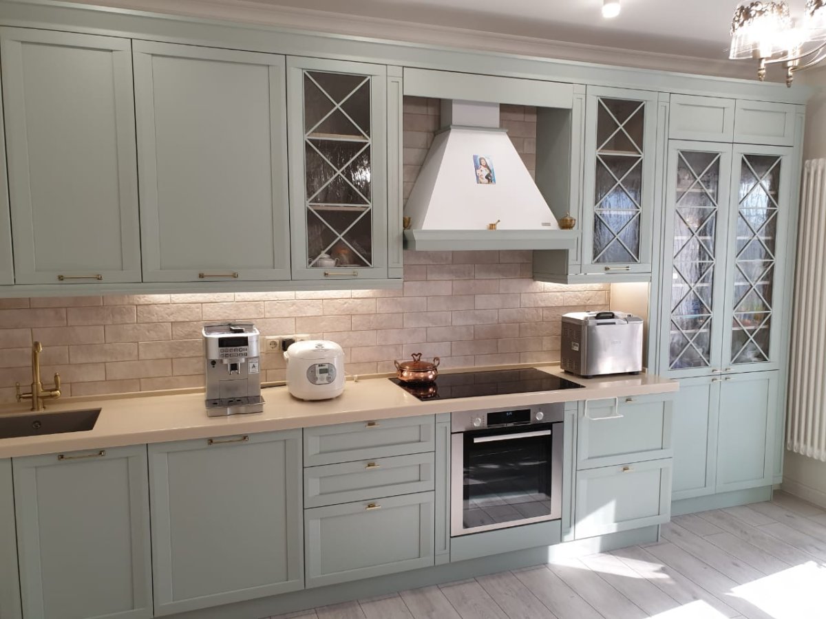 Стеклянные шкафы на кухне