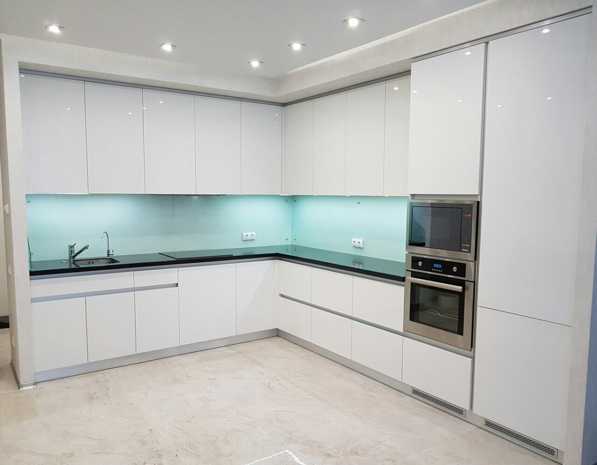 Кухня со стеклянными фасадами