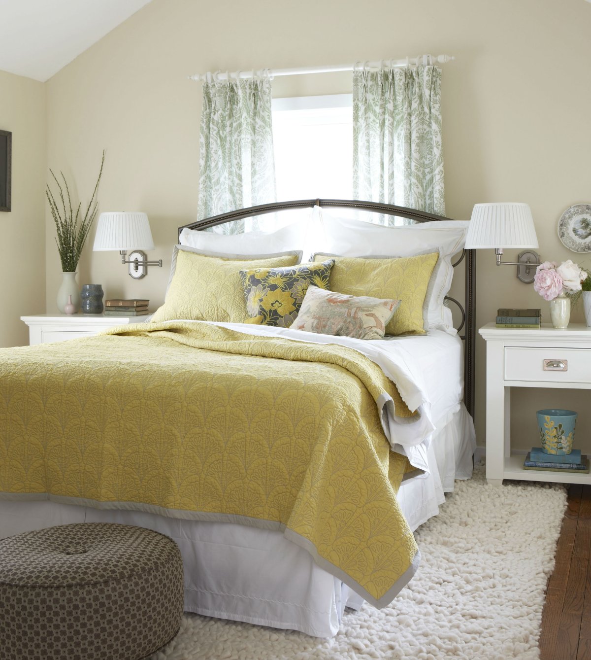 Бежевая стена