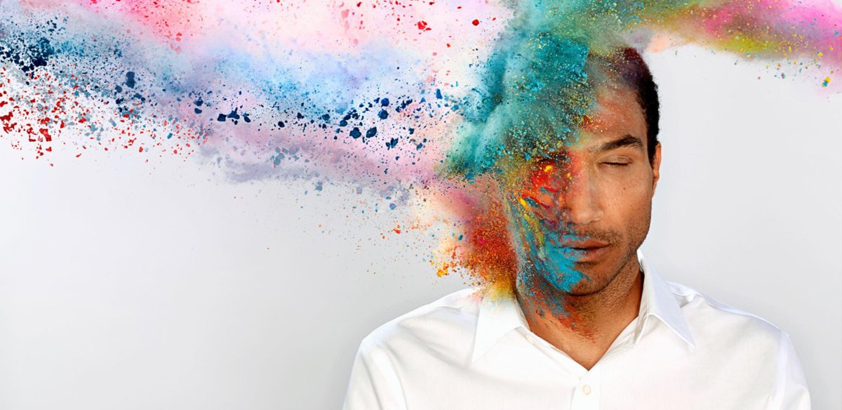 Брызги краски на стене